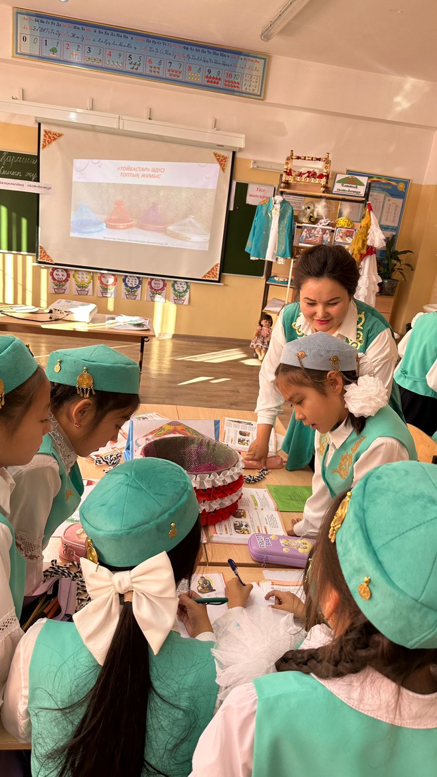 "Халқымыздың салт-дәстүрі" атты үлгі сабақ болып өтті.