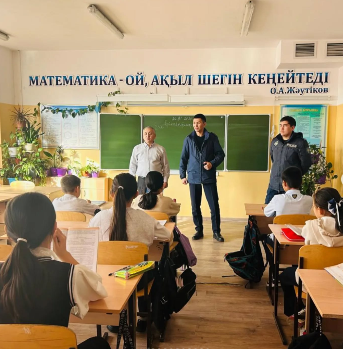 Құқық айлығының жоспары бойынша полиция инспектроларымен кездесу